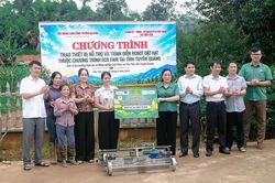 Trao Robot đặt hạt hỗ trợ sản xuất nông nghiệp tại Tiên Yên
