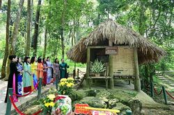 Đoàn lãnh đạo, nguyên lãnh đạo nữ các cơ quan báo chí về nguồn tại Tuyên Quang