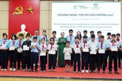 Trao 200 suất học bổng tiếp sức đến trường cho học sinh có hoàn cảnh khó khăn