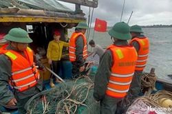 Cứu tài sản trên tàu cá của ngư dân bị chìm