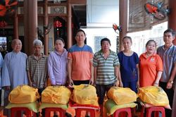 Ni viện Vạn Hạnh (P.Tam Bình, TP.HCM) trao 420 phần quà yêu thương đến bà con khó khăn