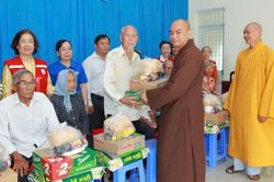 Chùa Huyền Trang và tịnh thất An Lạc Hạnh trao quà đến bà con khó khăn tại tỉnh Đồng Tháp