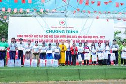 Hội Chữ thập đỏ TP.HCM trao trợ cấp học tập năm học 2026-2027 đến 600 học sinh vượt khó hiếu học