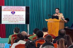 Tặng áo phao cho người dân sinh sống trong khu vực lòng hồ ở Lâm Đồng