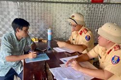 Phú Thọ xử phạt xe khách chở công nhân có thu tiền nhưng không đăng ký kinh doanh vận tải