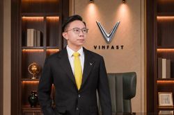 Ông Phạm Nhật Vượng và vợ chuyển quyền điều hành VinFast và GSM cho hai con trai