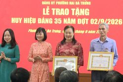 Phường Hai B&agrave; Trưng trao Huy hiệu 35 năm tuổi Đảng