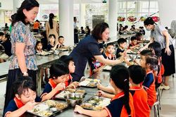 Hà Nội tăng cường kiểm tra bữa ăn bán trú