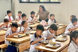 Từ bếp ăn đến bàn ăn siết chặt an toàn bữa ăn bán trú
