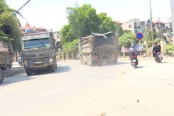 Ô nhiễm bụi bẩn và tiếng ồn vì xe tải chở vật liệu