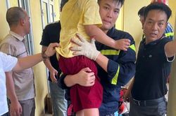 Bé trai lớp 2 hoảng loạn vì mắc kẹt trong khe tường hẹp, 10 chiến sĩ chạy đua giải cứu