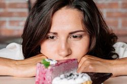 Tối nào cũng thèm đồ ngọt: Cơ thể đang phát tín hiệu gì mà nhiều người dễ bỏ qua?