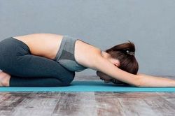 Tổng hợp các tư thế yoga nhẹ nhàng trên giường giúp cơ thể thư giãn, ngủ ngon hơn