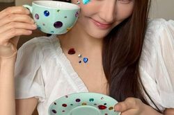 Rộ mốt họa mặt bằng sticker: Diễm My 9X trẻ như đôi mươi, Á hậu Phương Nga khoe visual rạng rỡ