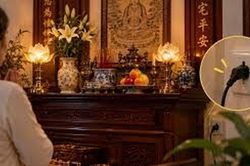 Dùng đèn điện trên bàn thờ, 3 vị trí gia chủ nên kiểm tra trước khi rời nhà