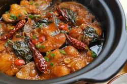 Thả nắm lá này vào nồi cá kho: Cá hết sạch mùi tanh, dễ mục xương, thịt chắc đậm đà