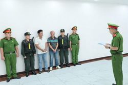 Công an TPHCM triệt phá 2 đường dây đổ thải trái phép, khởi tố 4 đối tượng về tội gây ô nhiễm môi trường