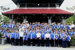 Đoàn đại biểu TPHCM tri ân các anh hùng liệt sỹ, thăm, tặng quà lực lượng vũ trang tại Côn Đảo