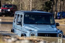 Mercedes-Benz đăng ký sáng chế SUV địa hình có thể nổi trên mặt nước