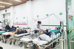 Cúi đầu ngủ lâu trên ô tô, người đàn ông 40 tuổi bị đột quỵ