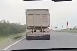 Ô tô đầu kéo bám làn trái suốt 3km, không chịu nhường đường xe ưu tiên