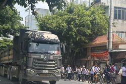Đường 421B qua xã Kiều Phú: Nỗi lo mất an toàn trước cổng trường