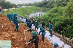 Hà Nội yêu cầu các xã, phường chủ động ứng phó nguy cơ sạt lở ven sông, đồi núi