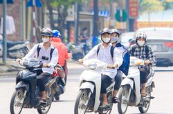 Báo động học sinh chưa đủ tuổi đi xe máy, trách nhiệm trước hết thuộc về cha mẹ?