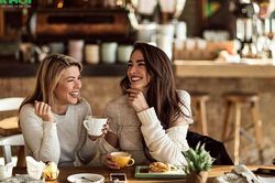 Người luôn tỏ ra tốt với bạn chưa chắc thật lòng: 3 dấu hiệu càng thân càng nên đề phòng