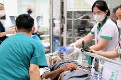 Nhân viên trạm y tế được hưởng phụ cấp ưu đãi nghề 80% phải đáp ứng điều kiện nào?