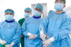 Phẫu thuật trượt đốt sống nhờ nội soi một cổng