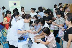 800 nữ công nhân được truyền thông, tư vấn và chăm sóc sức khỏe sinh sản