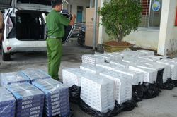 Vứt xe bỏ chạy, Vũ Ngọc Hận khai chở 15.500 bao thuốc lá nhập lậu