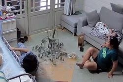 Khoảnh khắc chiếc đèn chùm treo hơn 20 năm bất ngờ rơi xuống