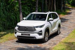 Toyota Innova Cross đòi lại ngôi đầu