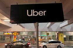 Uber cắt 3.300 nhân sự, khách có thể được đi xe rẻ hơn?