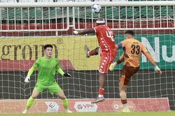 Nhà vô địch ASEAN Cup mắc lỗi trong thất bại của HAGL