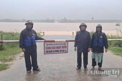 Lũ dâng trong đêm, gần 700 người rời nhà: Cảnh báo phải nhanh hơn dòng nước