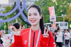 Thanh Thúy và Quang Kiệt cầm cờ Đoàn Thể thao Việt Nam tại ASIAD 20