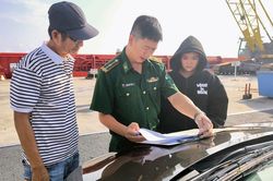 Bộ đội Biên phòng TP.HCM tiếp nhận ngư dân gặp nạn trên biển