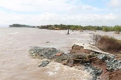 Vĩnh Long chủ động ứng phó sạt lở bờ sông, bờ biển