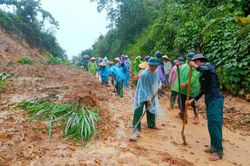 TP Huế: Quân và dân xã A Lưới 1 khẩn trương khắc phục sạt lở do mưa lũ
