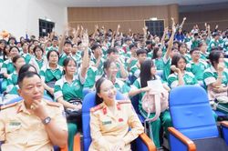 Sôi nổi buổi tuyên truyền điểm về an toàn giao thông cho hơn 1.000 học sinh Trường THPT Phan Châu Trinh