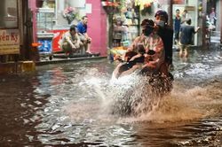 Mưa lớn kết hợp triều cường, nhiều tuyến đường ở Thủ Dầu Một ngập sâu