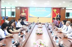 300 sinh viên hệ đào tạo từ xa Trường Đại học Công đoàn bước vào năm học mới
