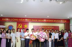 Chân dung thầy Hiệu trưởng tại Hà Tĩnh khiến đồng nghiệp bật khóc ngày chia tay