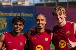 Chưa có bàn thắng, Anthony Gordon vẫn chiếm trọn cảm tình ở Barca