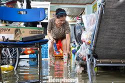 Mưa từ chiều tối, đến trưa hôm sau nhiều nhà dân ở TPHCM vẫn ngập