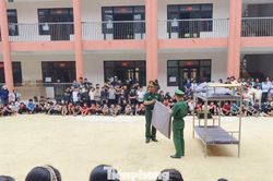Lính Biên phòng túc trực, hướng dẫn học sinh trường nội trú biên giới nền nếp sinh hoạt