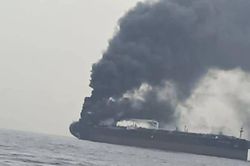 Tàu thương mại Iran trúng vật thể lạ ở eo biển Hormuz, năm người thương vong